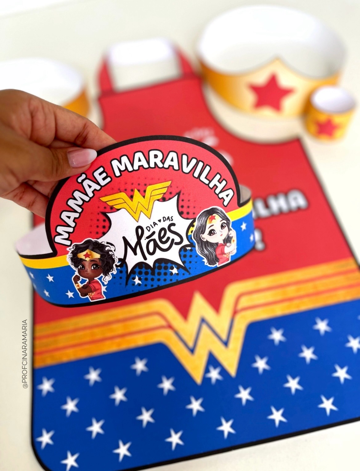Avental e coroa mamãe maravilha para APRESENTAÇÃO